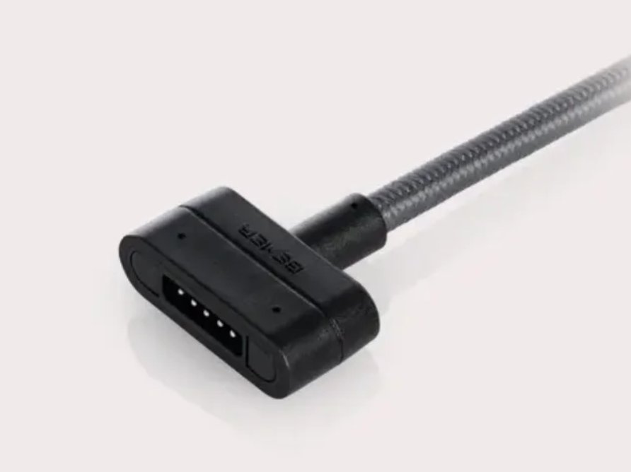 Conector negro con el logotipo BEMER unido a un cable trenzado gris