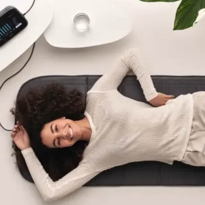 Mujer tumbada sobre la esterilla BEMER B.Body Evo